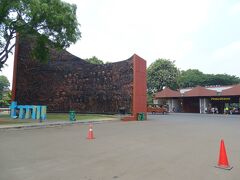 9:57、タマン・ミニ・インドネシア・インダー(以降TMII)の入口に到着。確かにバスでゲートを通過する以外にチケット売場もチケットのチェックもなかった。