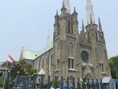 Grabはすぐに来て12:13カテドラル到着。ネオゴシックスタイルの大聖堂。
