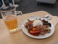 パラダイスシティから第２ターミナル直行の送迎バスは１時間に一本ということで時間があるので、第１ターミナル行きに乗って、地下鉄で第二ターミナルへ移動

すんなり出国手続きをすませて、大韓航空のラウンジに
ここは大規模なので食べ物、飲み物が充実
