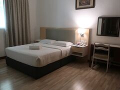 川を渡ると新市街
とはいえ、古い街並み
その中にある古いホテルに泊まる
広い部屋でレトロな造り、広いバスルームでいい感じ
こういうところに泊まると幸せ気分