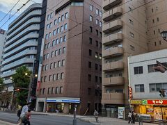 横川駅から市電に乗り、乗り換え無しで中電前駅に到着。駅のホームをでて右手側に向かい道路を渡ります。
繁華街から数駅離れた静かな場所。周りにはコンビニが数軒あるので便利です。