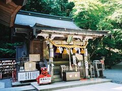鞍馬寺の参道にある由岐神社は縁結びや薬事の神様。こちらは本殿で天狗みくじが何とも緩くでいい感じ。フィルム写真だったので、重要文化財の拝殿の写真は撮ってなかったりして