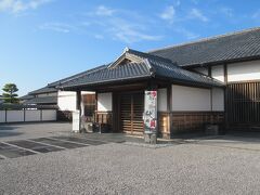 萩の歴史や自然、生き物などについて知ることができる博物館です。館内には実物資料や模型を使って明治維新を解説するコーナーや、幕末の長州萩藩を説明する映像、高杉晋作コーナーなどがあります。深海魚や珍しい生物の標本が展示されているコーナーや、萩ゆかりの人物を紹介したコーナーも作られています。じっくり見学すると時間がかかってしまうので、観光で訪れた場合は見学コーナーを決めて見学することが望まれます。