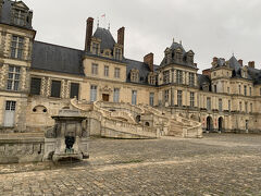 ここは歴代の王が狩猟場として利用し、革命後ナポレオンが居城しました。

ナポレオン１世がエルバ島へ流刑される時、臣下に別れの挨拶をした「別れの中庭」です。