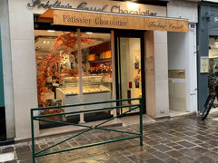 目的はフレデリックカッセルでお茶すること。

このお店はフォンテーヌブローが本店で日本には銀座三越にお店がある、でも週末ともなると行列なので「いつか本店で食べよう」とずっと虎視眈々と狙っていました。