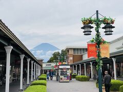 御殿場プレミアムアウトレットへ。
広い敷地をぐるっと回りましたが、結局フォションのジャムしか買いませんでした。
買物できない（しない）と不完全燃焼というか、ワクワクしませんが、この間冬物買ってしまったばかりなので自制しました…
ちなみに平日で空いてるはずなのに、さわやかは安定の5時間待ちでした(@_@)
