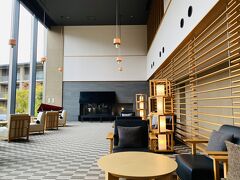 15:30 箱根翡翠に到着。
チェックイン混み合っていて、ロビーで少し待ちました。
先週の渓翠もですが、紅葉のシーズンだからなのかな、平日なのに宿泊者が多いですね。

あ、ちなみに残念ながらこの日も翌日も相原精肉店はお休みでした…