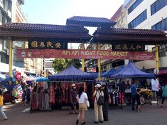 【サンデーマーケット】 Gaya street Sunday Market

午後からはマングローブクルーズ＋ホタル鑑賞の予約を入れているので午前中は市内散策です。
朝食後にホテルから歩いて訪れたのがサンデーマーケット。8:30頃到着。
市内のガヤストリートと言う所で毎週日曜AMに開催されています。
（ちなみに週末の夜は同じ場所でナイトマーケットをやっています）