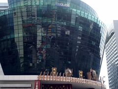 【スリアサバ】Suria Sabah Shopping Mall

センターポイント以外にも大きなショッピングモールがあるということで行ってみたのがこちら。
センターポイントと比較するとお店のラインナップも高級っぽく、観光客やちょいリッチな人向けっぽい感じでした。
100円ではないけどダイソーもありました。