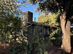 2泊3日お世話になりました。これはフロント棟。
ここからフェニックスまではSednashuttleで戻ります。
往きとは違い、途中までは小さな車で行き途中のホテルで大きな車に乗り換えでした。車窓の景色を楽しむ事なくよく寝ました。