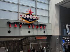 1時間余りでラスベガスに到着。このサインといい、カジノといい空港がラスベガス感満載ですね。