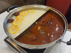 その後、お腹も空いたのでチャイナタウンへ。辛いものが食べたくなり、重慶火鍋にしました。New Chinaというお店です。こちら、二人分で￡66（13,000円程度）から。食べ放題になっているので、ロンドンでは比較的良心的かもしれません。