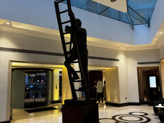 コンラッドにやってきました。こちらのオブジェは有名らしいですね。ちなみに、コンラッドは、コンラッド・ヒルトンというヒルトン創業者の名前を関しているので、ヒルトン本社のアメリカに本社があると思いきや、こちらのコンラッドについてはロンドンに本社があるとのこと。ということでマストで来たいと思っていました。