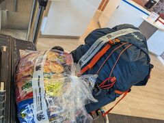 【04】2024.10.16（水）
入国審査はeGateで早かったが、検疫で引っかかった。もちろんゴルフシューズや食品を申告している。ゴルフシューズはノーチェックだったが、食品はすべてチェックされた。スーツケースもバックパックも開けて、ひとつずつラベルをGoogleカメラ翻訳で確認していた。禁止食品は持参していないから没収はされない。バックパックと、スーツケースから出した食品は袋に詰めて検査済みテープを貼られた。こんなに厳しくチェックされたのは初めて。オークランドに比べてクイーンズタウンは入国者が少なくて暇？なのかな。スーツケースを開けたとき「よくオーガナイズしている」と変なとこで感心された。

※持ち込んだ食品
カップ麺(念のためシーフード系)　カップ焼きそば　アルファ米　米菓子(あられ)　ようかん　カロリーメイト　ミネラルウォーター

”ようかん”をこれは何か？と聞かれて、”Japanese sweet"と答えたら、”原料は何か？”と聞かれ、とっさのことで出てこなかった。まあ、許してくれたが、このあたり検査官の裁量だろう。経験上、"Japanese ～"とつけるのが良い気がする。根拠はありません。
