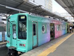 加太へ行く事にしたのは、「めでたい電車」に乗るため。
電車は5種類あって、こちらは、今年の7月にデビューした「かえで」です。