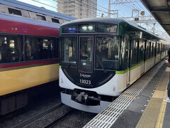 今日は京阪で京都に向かいます。いつもは特急に乗るのですが、伏見桃山駅で途中下車するので普通電車です。観光客の影響もあり特急は混んでいるので、普通電車で座れるのはありがたい。