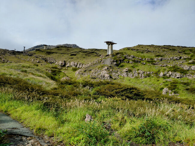 ロープーウェイ跡の登山道<br />舗装してある道を登っていきます。<br />楢尾岳の方を撮影。