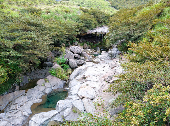 清い水が流れ落ちる滝。<br /><br />仙酔峡駐車場登山口から中岳山頂(1506ｍ)まで、1時間42分。<br />中岳から高岳まで17分。<br />高岳から高岳東峰まで登って、それから高岳と高岳東峰の間から仙酔峡尾根を下山。<br />下山に要したのは、度々の休憩時間も入れて約2時間半くらいかな～<br />