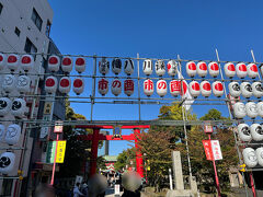 1番出口から歩いて『富岡八幡宮』に到着しました。

正面参道の入口には、この時期の東京の風物詩『酉の市』の提灯が飾り付けられています。

※本旅行記投稿時点で開催中のため、現在進行形で表記しています。