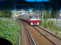 車両搬出入用線路は狭軌。京急線は標準軌。
幅が違うので、上り線だけ線路が３本。いわゆる「三線軌条」。