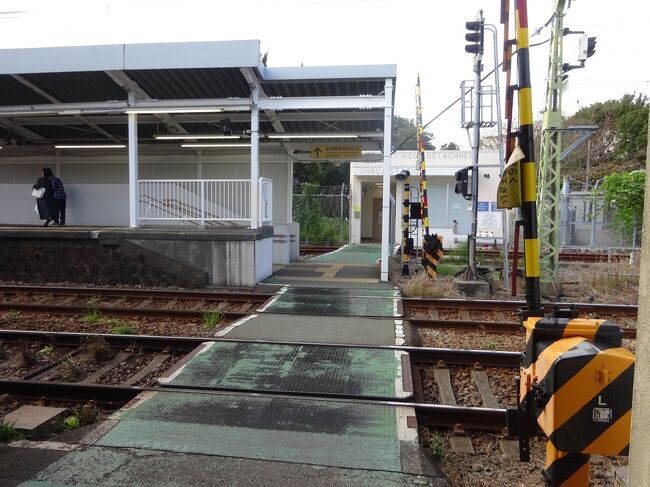 上りホームに渡る構内踏切。