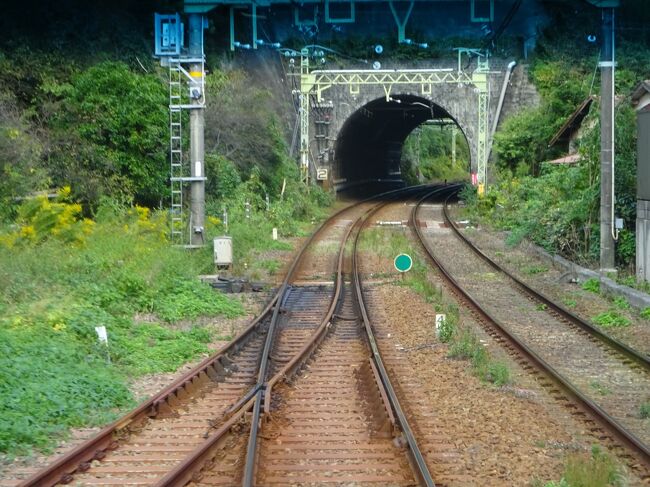 神武寺駅を出発。<br />さっきの車両搬出入用の線路と合流。