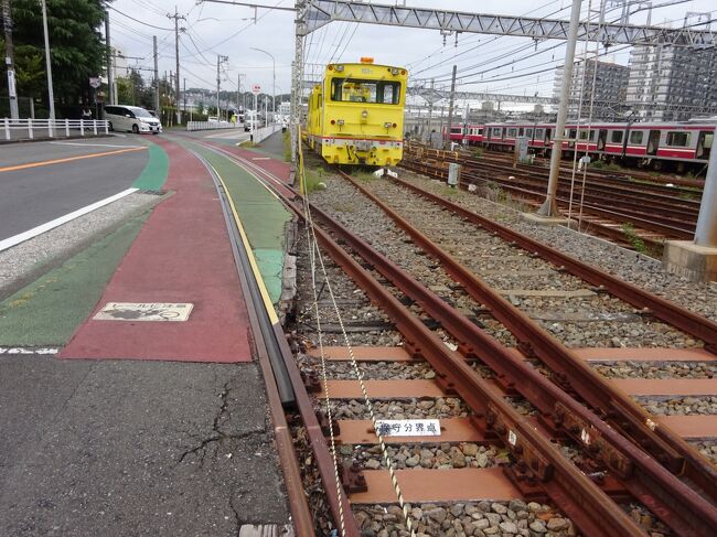 その先で、道路を渡って左奥にある車両工場へ。<br />「総合車両製作所」という、ＪＲ系の車両メーカー。かつては東急系の「東急車輌」という社名で、そっちの方がしっくりくる。<br />高校生の時、部活（鉄研です^^）で工場見学に来たことがある。<br /><br />なお、工場内は撮影しちゃダメという看板があるらしいので、これ以上は近づきません（笑）