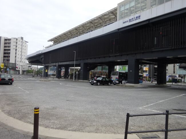 踏切を渡って、駅の東口に来た。<br />ここには高架上にシーサイドラインの駅があり、その下がロータリーになっている。<br /><br />少し前までこの辺は非常にゴチャゴチャとしていて、シーサイドラインの駅もバス乗り場も少し離れた場所にあった。