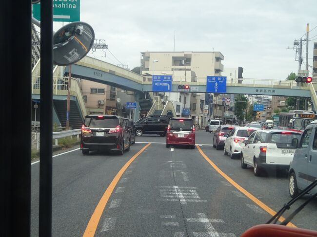 六浦交差点。<br />金沢文庫から、鎌倉・大船・三信住宅(^^)方面に行くバスが、この交差点を左の方に入っていく。