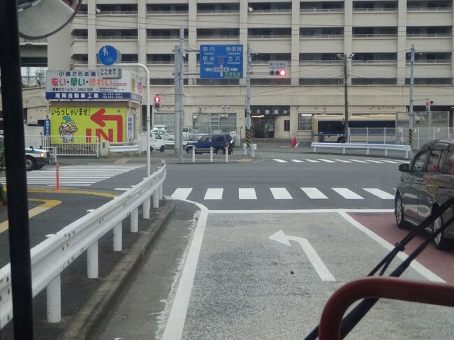 磯子駅の手前。<br />横浜市営バスの営業所の前を通る。