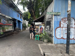 【JL.ラジオダラム】

そのラジオダラム（通り）を走りながら、キョロキョロと車窓を眺めていると...おおっ、この辺りの奥の道に同じ会社の日本人が住んでいたなぁぁ....という事を思い出す。