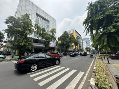 【JL.ラジオダラム】

さて、どうしよう...次は、どこに行こうかなぁ～

そうだ、ここからブルーバード（タクシー）に乗って、ポンドックインダに行ってみる事にした（ポンドックインダ地区まではまだ電車もバスも通っていない）。

（昔から「比較的安全」と言われている）「ブルーバードタクシー」が山ほど走ったり／停まっているので、以前より動きやすくなったジャカルタ...。メーター運転で明瞭会計...昔に比べて、タクシーの安心感がすごい（既に空港タクシーにはボッタくられたが...汗）...