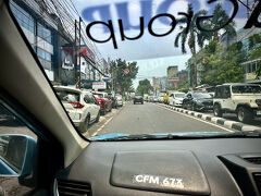 【JL.ラジオダラム】

さて、タクシーに乗り「ラジオダラム」というこの通り（昔はこの道の渋滞が酷かった...）を通過すれば、ポンドックインダ（地区）に到着する筈...この辺りは昔と同んなじ...