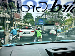 【JL.ラジオダラム】

しかも、このラジオダラムという場所は、そんなに日本人が多く住む場所ではないし、渋滞の関係もあり、人が集まり難い場所（外国人がわざわざここまで夕食を取りには来ない場所...だった）

そんな「寿司天国」の存続／再会に（タクシーの中で）一人で感動していると....

ラジオダラムのドン付きまで到着...ここを右折すれば、すぐに「ポンドックインダ地区」やなぁ....このルートと雰囲気は、昔と何も変わらない...なんだか、安心する...