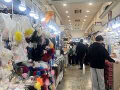 友人たちと別れ、東大門総合市場へ。