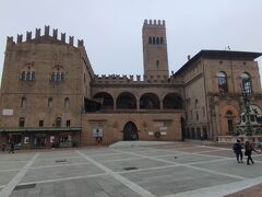 エンツォ王宮　Palazzo Re Enzo
ここは門の前に人がいて入れる雰囲気ではなかったので通り過ぎる。