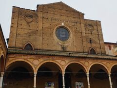 サンタ マリア ディ セルヴィ教会。
14世紀創建のゴシック様式。
ここも煉瓦造りで未完成のファザード。