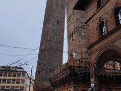 ボローニャの斜塔はアシネッリ塔(高さ97.2m)とガリセンダ塔(高さ48m、傾斜3.2m)のツインタワー。ガリセンダ塔は倒壊対策の工事が2024年から始まっていた。１２世紀に建てられ、１４世紀には倒壊防止のため当初60ｍあった高さを48mまで削減された過去がある。