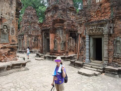 ロリュオス遺跡群にはロレイの他に、「聖なる牛」という意味のプリア・コー、
ピラミッド型の寺院である「バコン寺院」があります。
ロレイ遺跡からプリア・コー、バコン遺跡まではとても近いです。