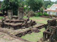 バコン遺跡はハリハラーラヤ王都の中心となる寺院で、アンコール王朝時代の初のピラミッド型をしています。