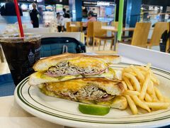 お昼ご飯は、海老名SAのLONCAFEでキューバサンド。
豚肉、ベーコン、ピクルス、チーズのホットサンドで、美味しかったです。

☆完☆