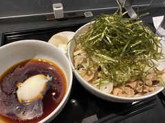 出発前に「Mercedes me Tokyo HANEDA」で、港屋のラー油そばをいただきました。
ここのところ、旅行前のお約束。

今までsuicaしか使えなかったけど、クイックペイが使えるようになっていました。