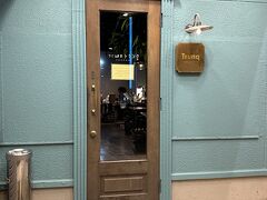 ホテルから歩いて10分圏内にある「ワイン食堂トランク イタリアゴハン 小禄店」を予約していたので、飲みに行きます。