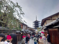 ちょっと新鮮でとても良かった清水寺を後にして、
二年坂を歩いていて帰途へ。

お土産屋さんがたくさんあって
立ち寄ったり食べてみたりで結構楽しかった！！