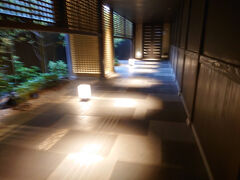 ただいま～！
戻ってきました。
この日は夕食の予約をしてあり
それまで少し時間があったので一度戻ってきました。

日が暮れて、行燈が点きました。