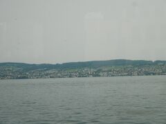 車内はそれなりに混雑している。
出発時間ギリギリに乗車したのもあって4人のボックス席で空いている席はなかったので適当に相席させてもらう。
そして朝はあれだけ晴れていたのにいつの間にか空はどんよりと曇っている。
