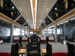 車両は窓が大きくて綺麗。
この車両まだ新しいんじゃ？と思って調べてみたら2020年に氷河特急90周年を記念して2020年に内装を全面リニューアルしたらしい。
2020年といえばコロナ始まった年。
その時は運行してたのかな？