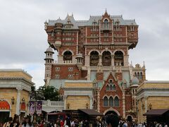 で、向かうのはこの高い建物。