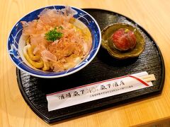 一口食べてびっくり！

麺の外側ははんぺんみたいにふわっふわ、
中心にはうどんのコシを感じます。