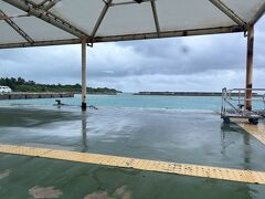 15：15
八重山観光の最終便が欠航となり、雨風も強くなってきたので、早めに石垣島に帰ります。屋根があるのですが、強い雨が吹き込んできます。